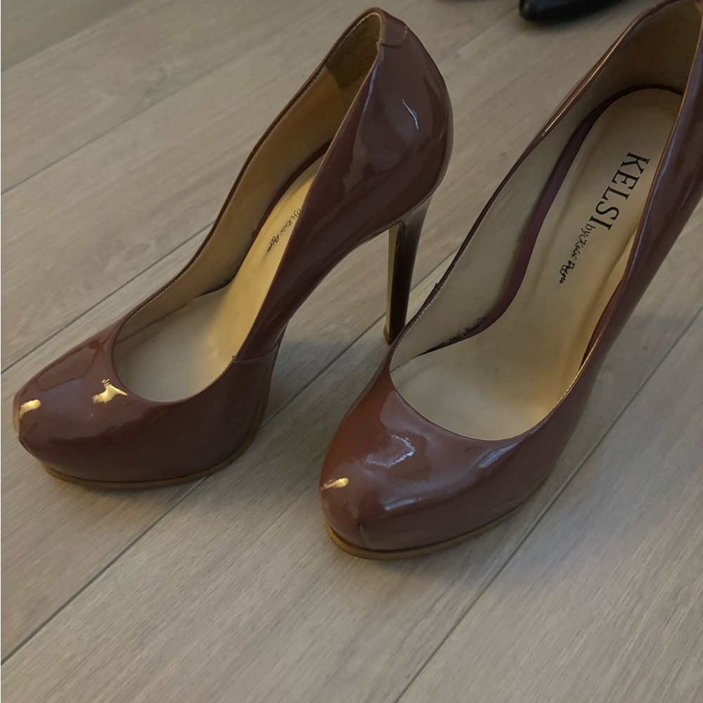 Beige/pinkish heels